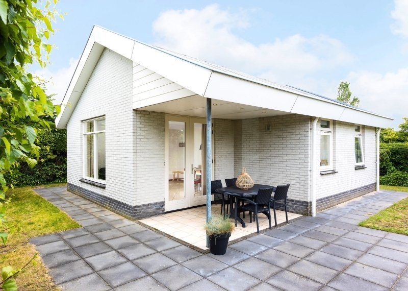 Buitenzijde den met overkapt terras nieuw